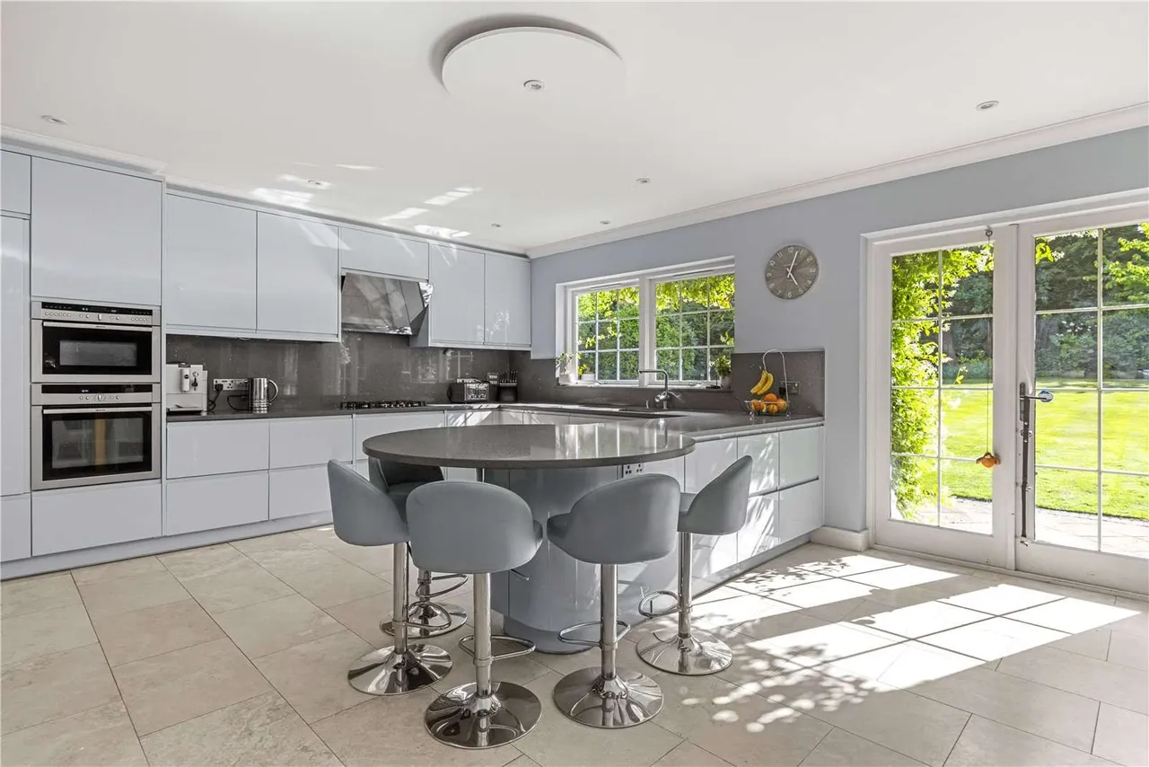 Birds Hill Road, Oxshott, Leatherhead, Surrey, KT22 0NJ, photo 5