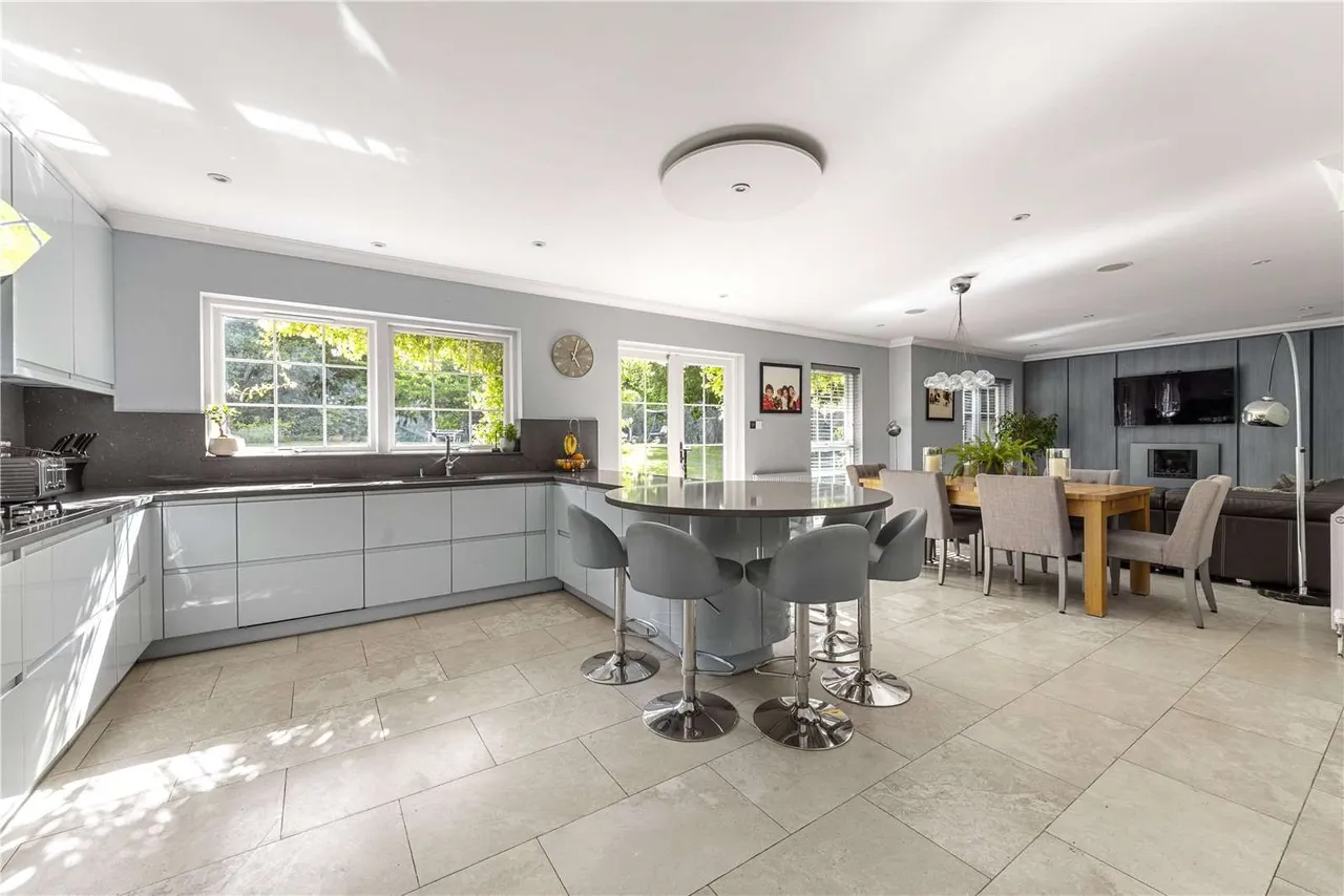 Birds Hill Road, Oxshott, Leatherhead, Surrey, KT22 0NJ, photo 4