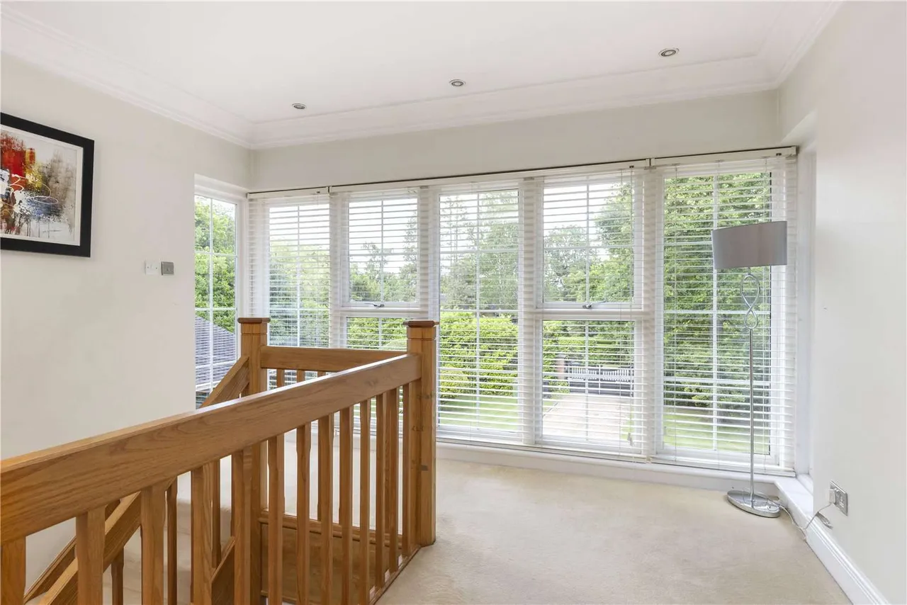 Birds Hill Road, Oxshott, Leatherhead, Surrey, KT22 0NJ, photo 12
