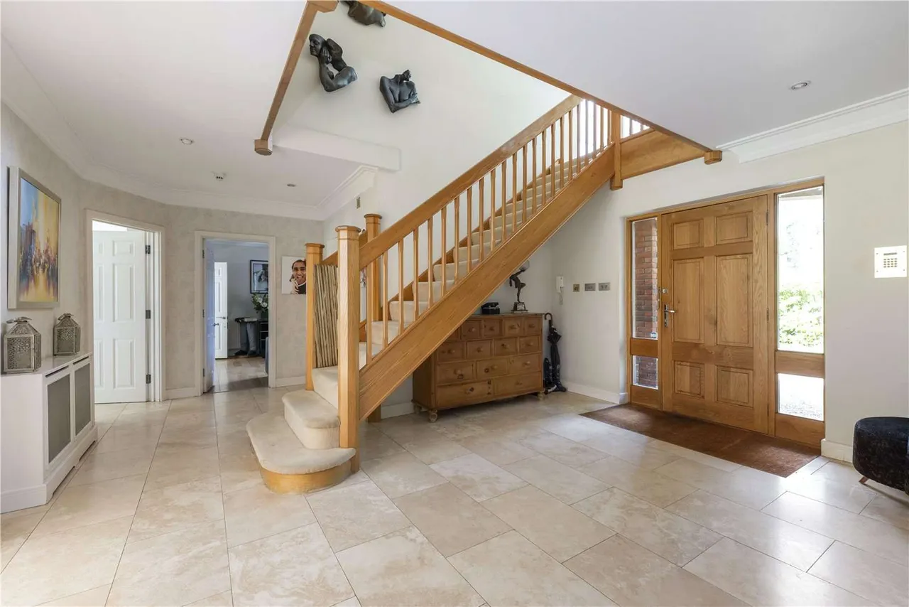 Birds Hill Road, Oxshott, Leatherhead, Surrey, KT22 0NJ, photo 10