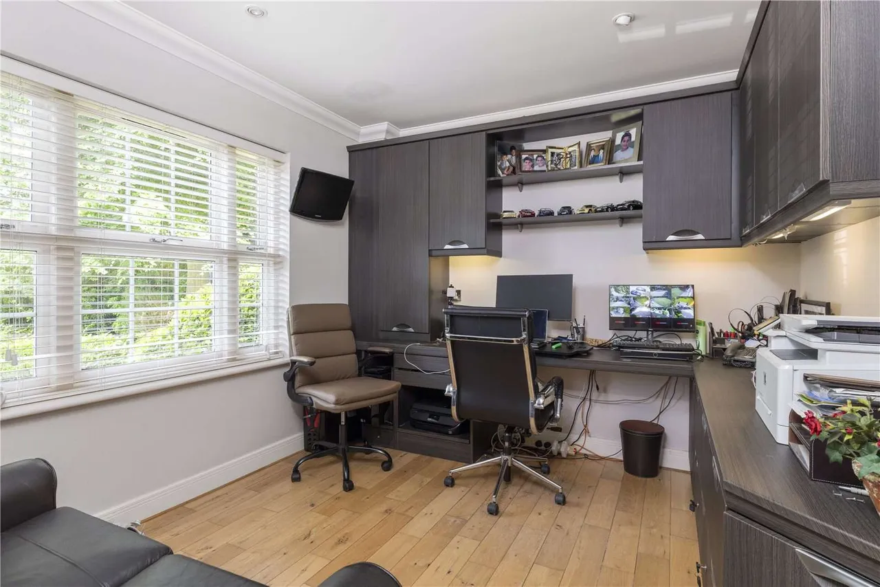 Birds Hill Road, Oxshott, Leatherhead, Surrey, KT22 0NJ, photo 9