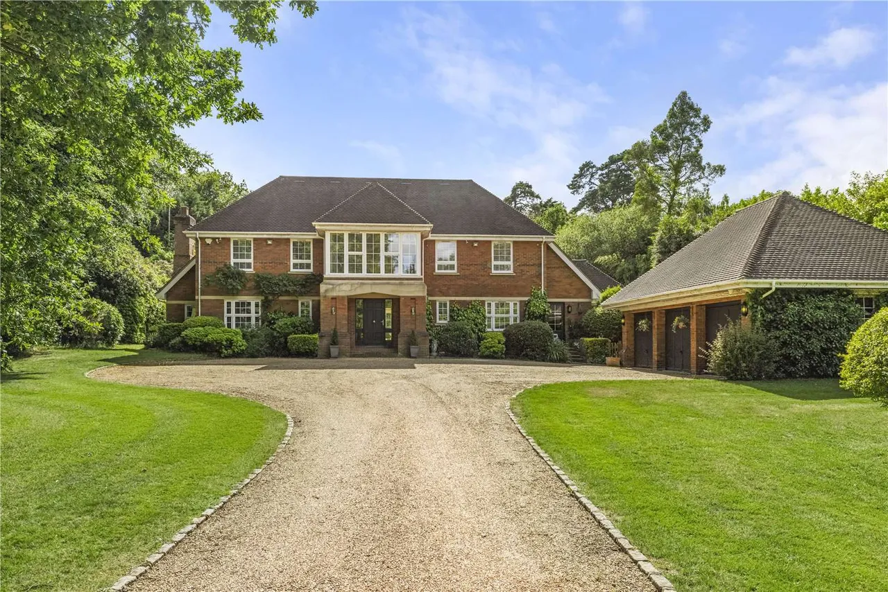 Birds Hill Road, Oxshott, Leatherhead, Surrey, KT22 0NJ, photo 11
