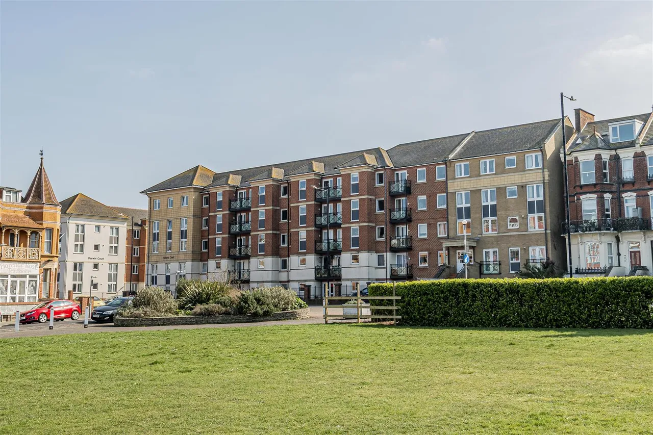 1 bed flat for sale — Harold Road, Margate, Kent, CT9 2HN