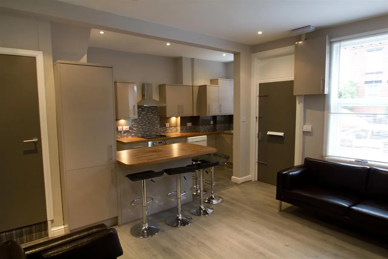 6 bed house to rent, Royal Park Avenue, Hyde Park, LS6