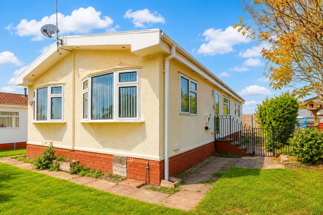 2 bed property for sale, The Pines Homes Park, Huntington