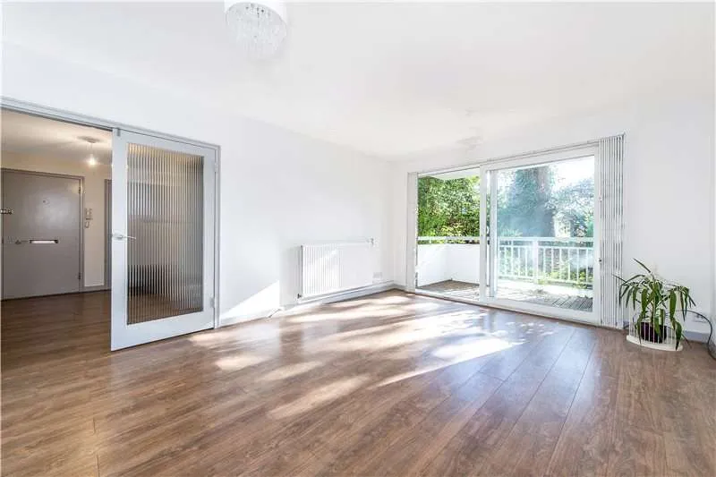 2 bed flat to rent — Carisbrooke House, Courtlands, Sheen Road, Richmond, TW10 5AZ