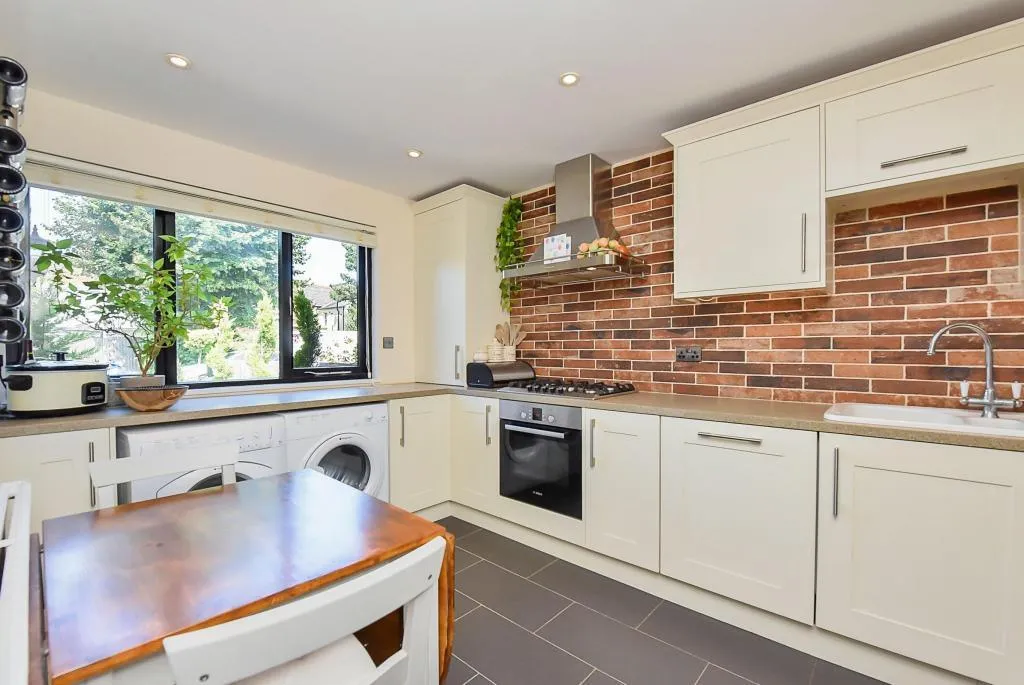 3 bed house to rent, Garfield Road, London, SW19