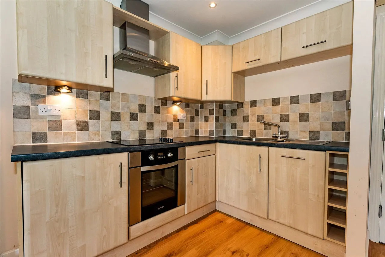 Hazel Avenue, Farnborough, Hampshire, GU14 0EF, photo 6