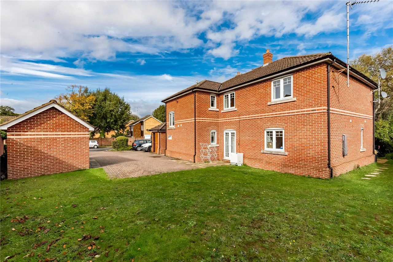 1 bed flat for sale — Hazel Avenue, Farnborough, Hampshire, GU14 0EF