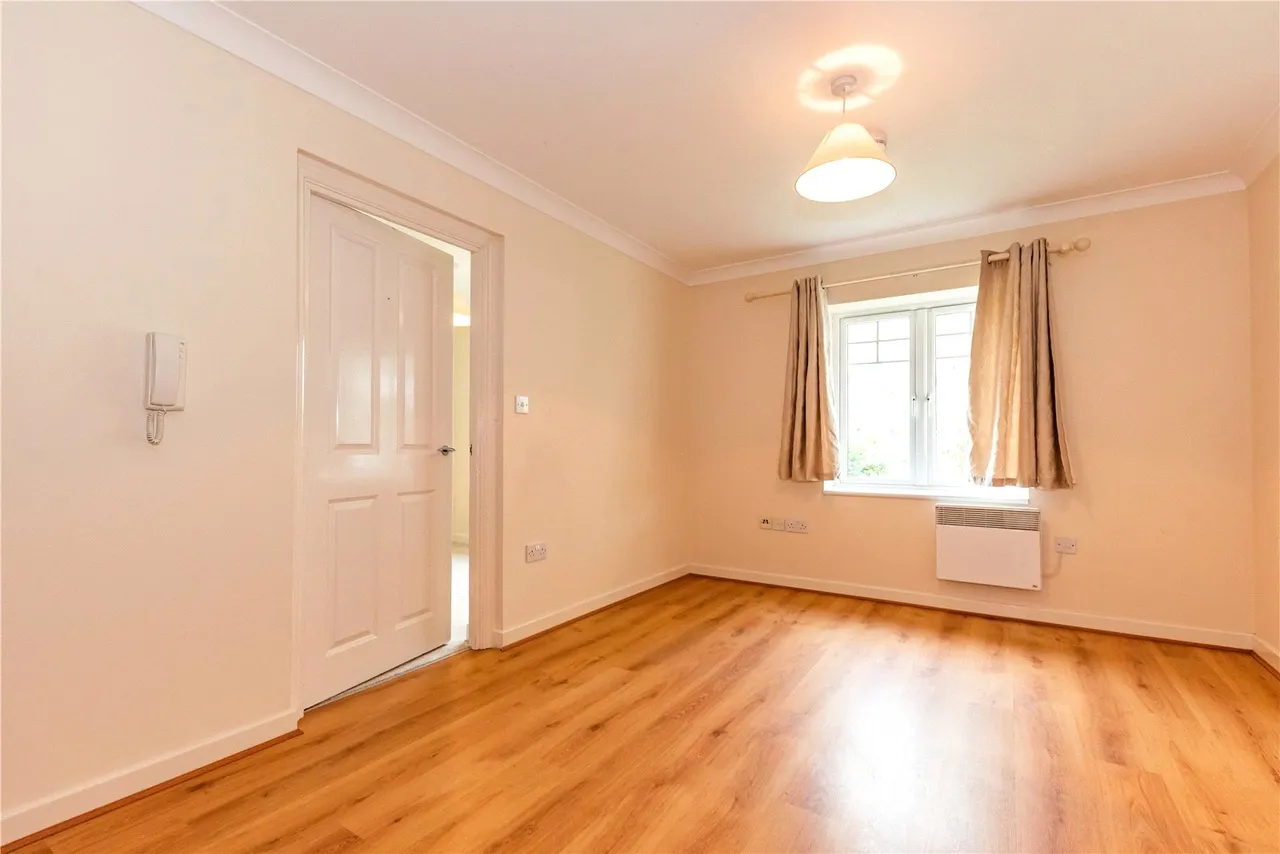 Hazel Avenue, Farnborough, Hampshire, GU14 0EF, photo 2