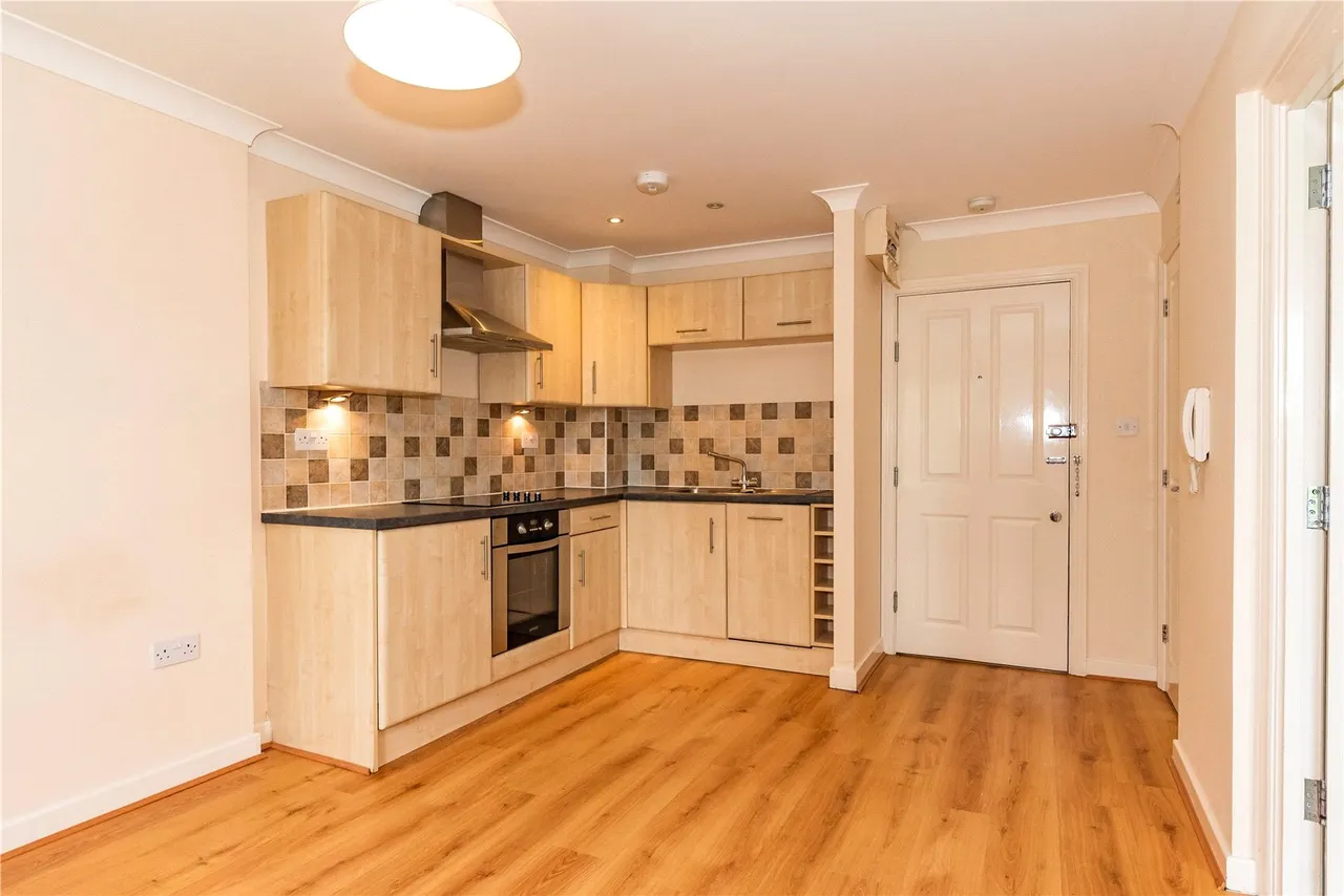 Hazel Avenue, Farnborough, Hampshire, GU14 0EF, photo 5