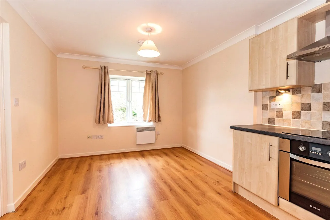 Hazel Avenue, Farnborough, Hampshire, GU14 0EF, photo 4