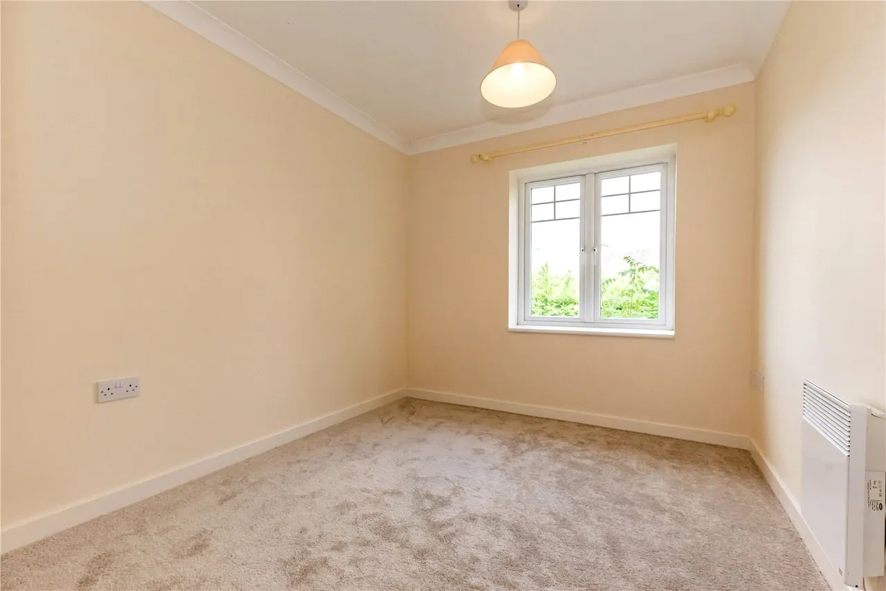 Hazel Avenue, Farnborough, Hampshire, GU14 0EF, photo 7