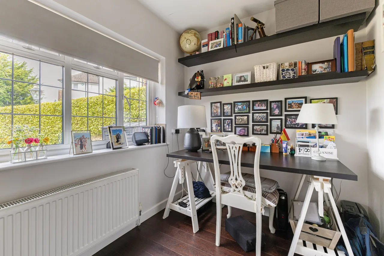 Winchester Close, Esher, KT10, photo 11