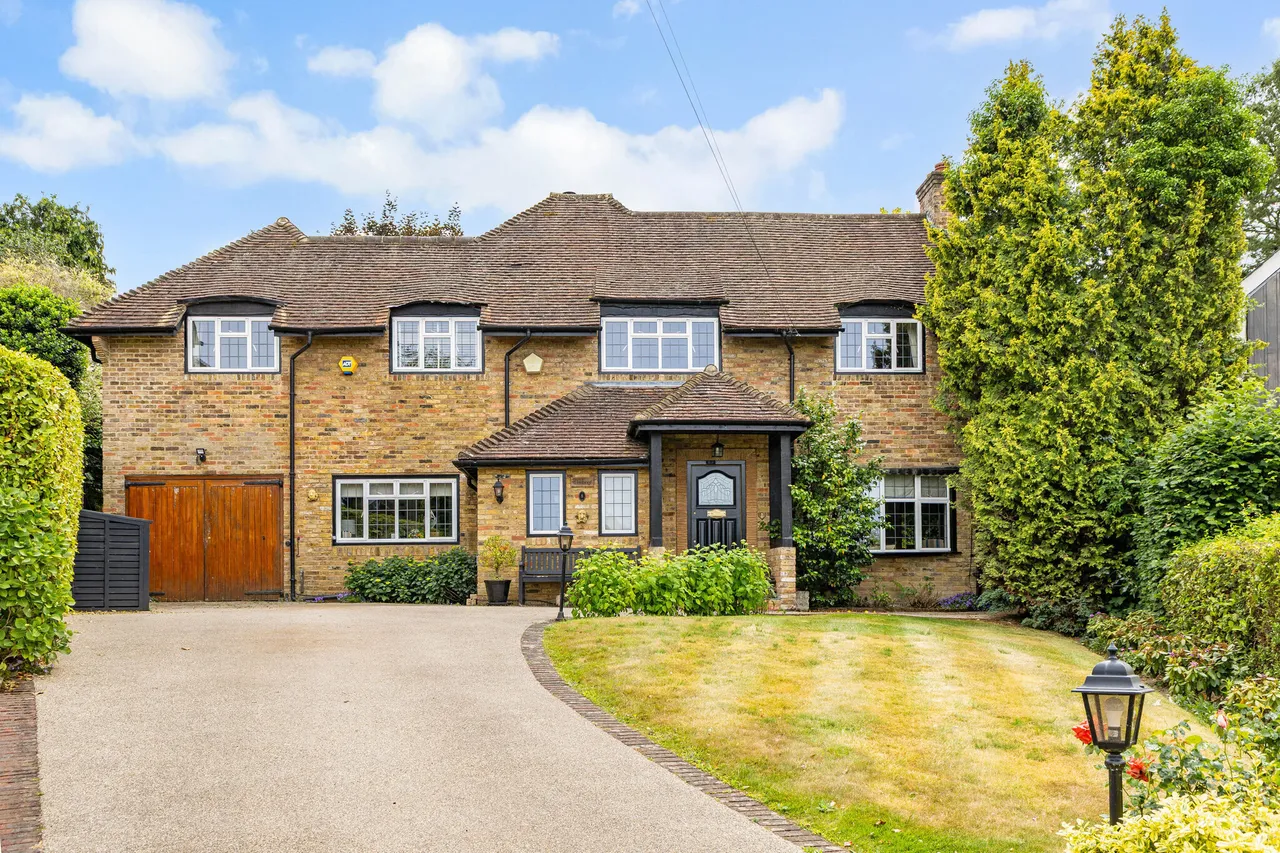 5 bed house for sale — Winchester Close, Esher, KT10