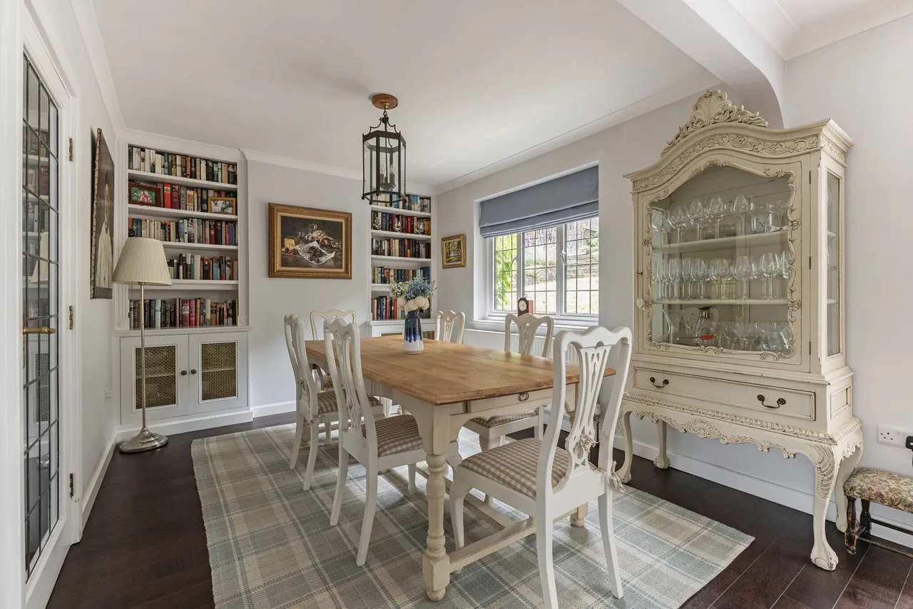 Winchester Close, Esher, KT10, photo 3