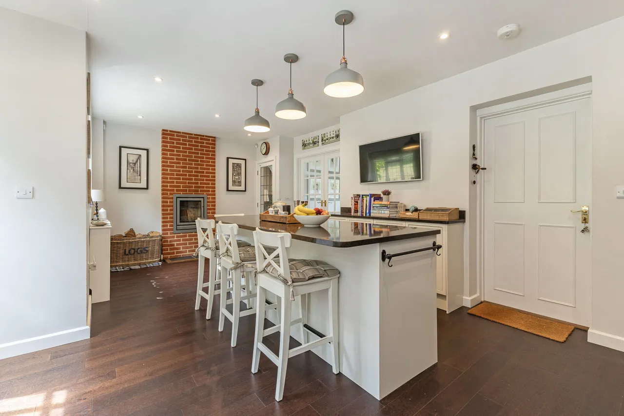 Winchester Close, Esher, KT10, photo 8