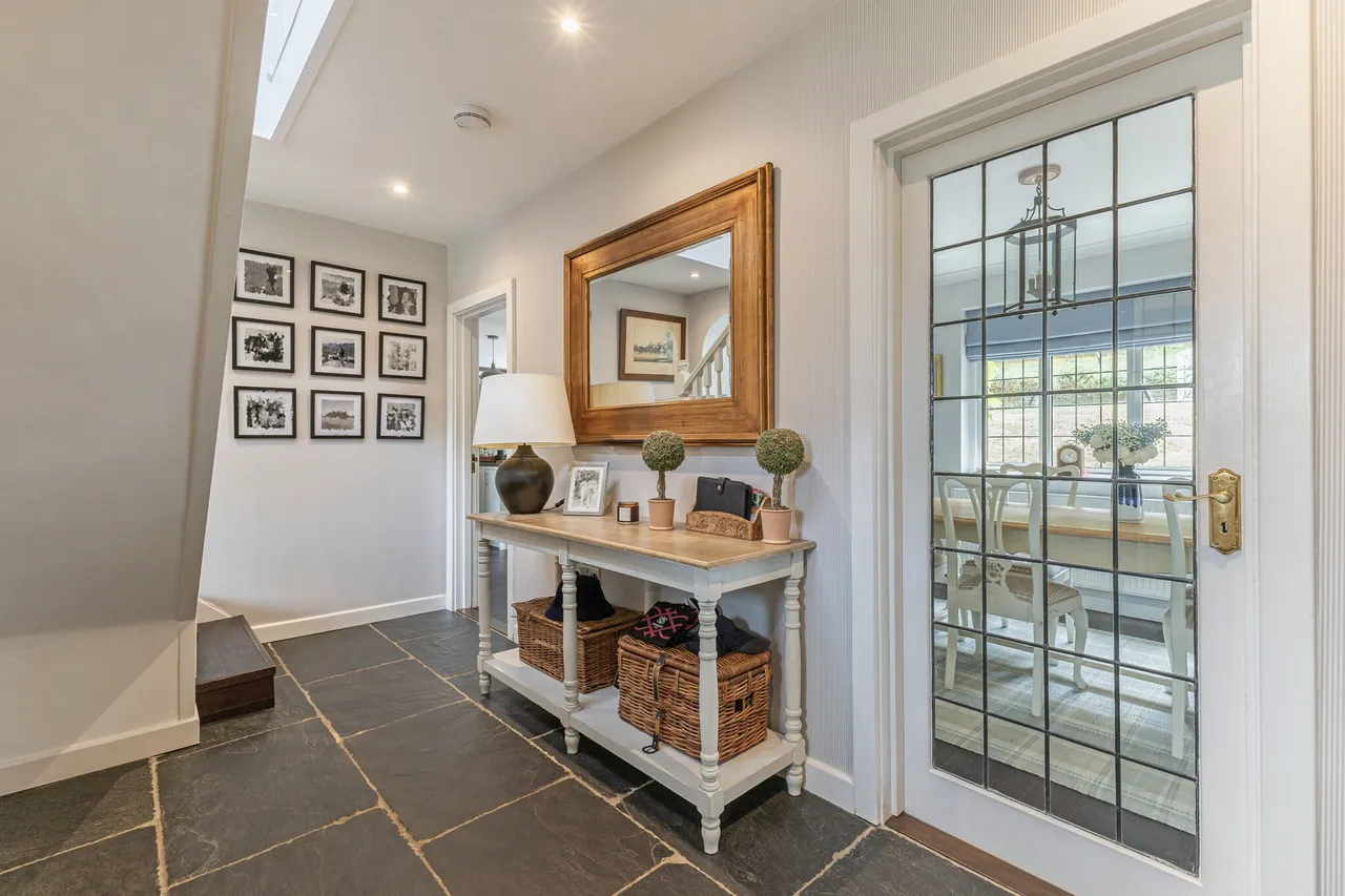 Winchester Close, Esher, KT10, photo 12