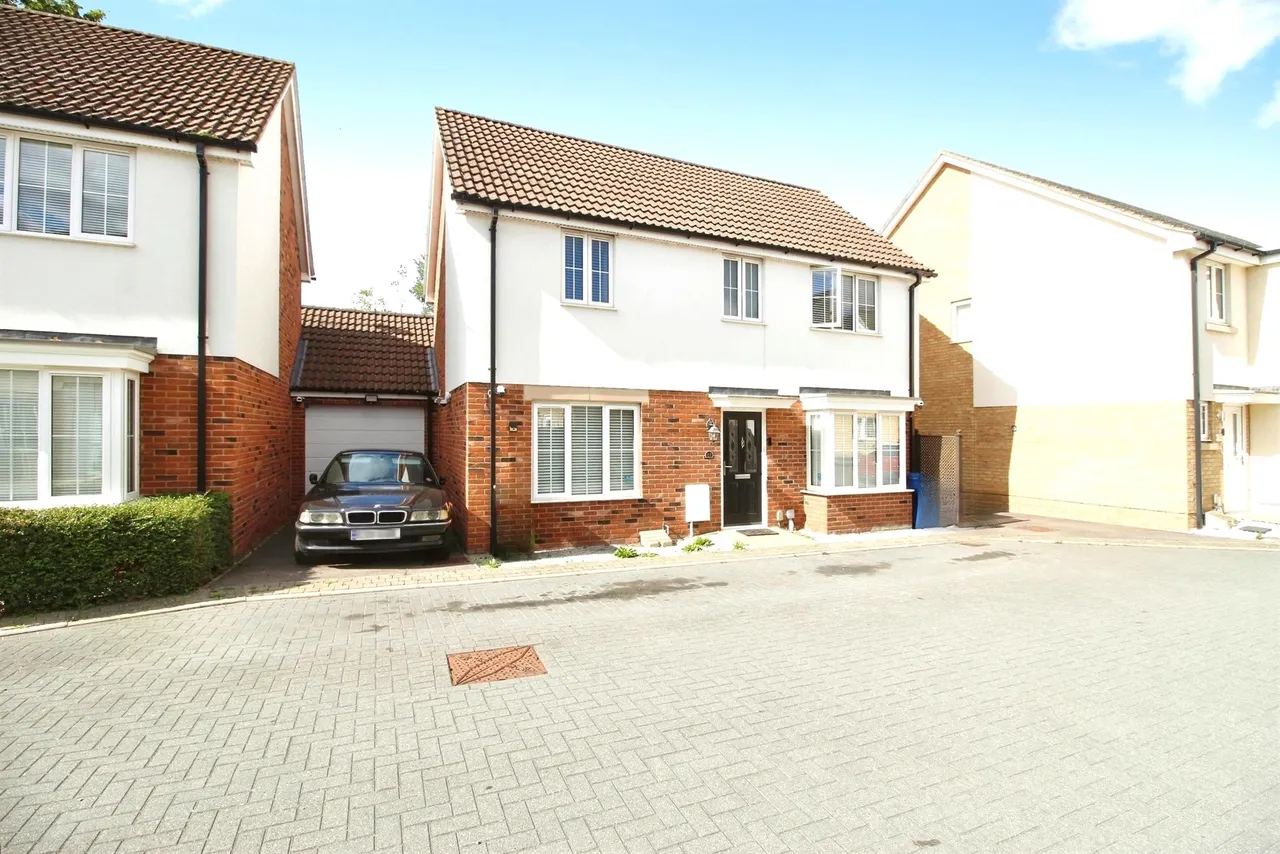 3 bed house for sale, Bargroves Avenue, St. Neots, PE19