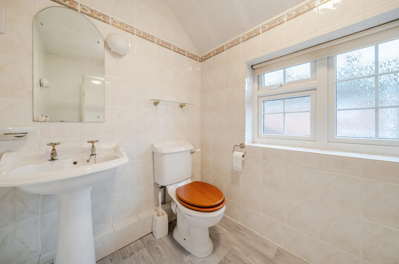 Grasmere Road, Lightwater, Surrey, GU18 5TF, photo 9