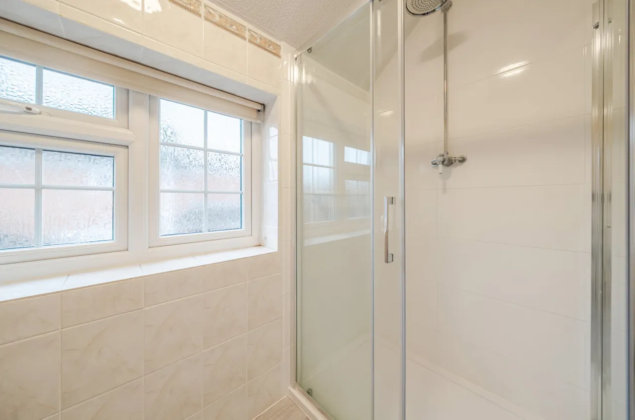 Grasmere Road, Lightwater, Surrey, GU18 5TF, photo 13