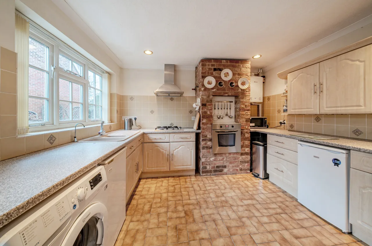 Grasmere Road, Lightwater, Surrey, GU18 5TF, photo 11
