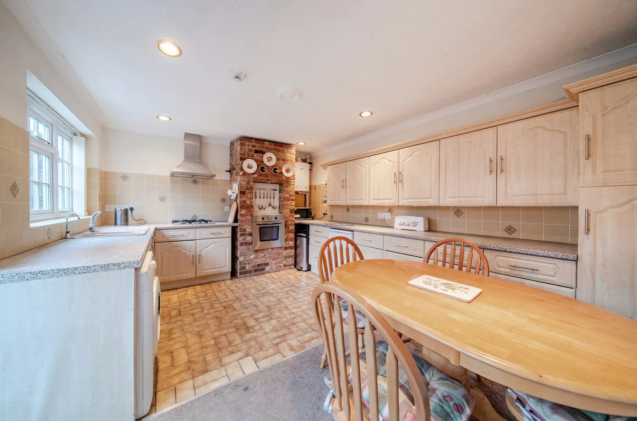 Grasmere Road, Lightwater, Surrey, GU18 5TF, photo 3