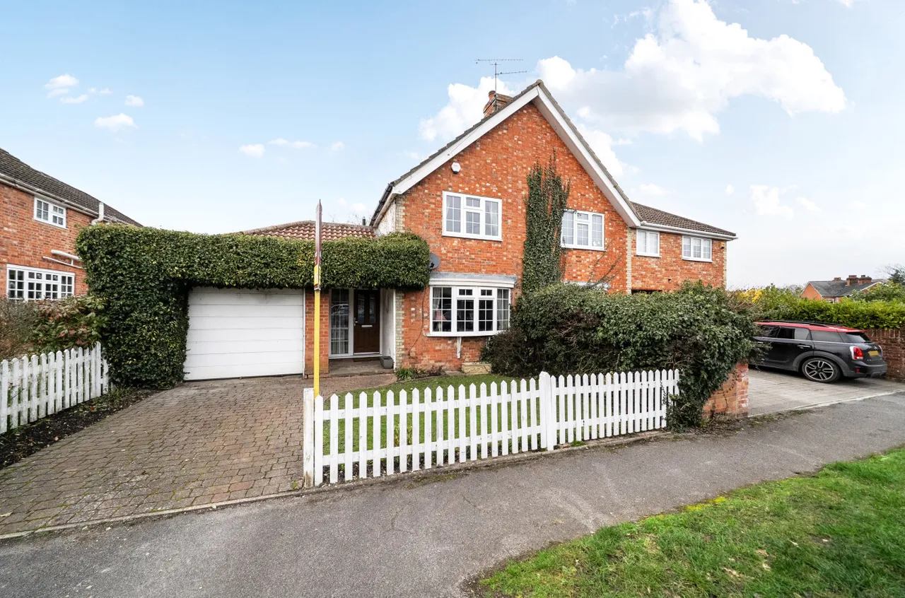 2 bed house for sale — Grasmere Road, Lightwater, Surrey, GU18 5TF