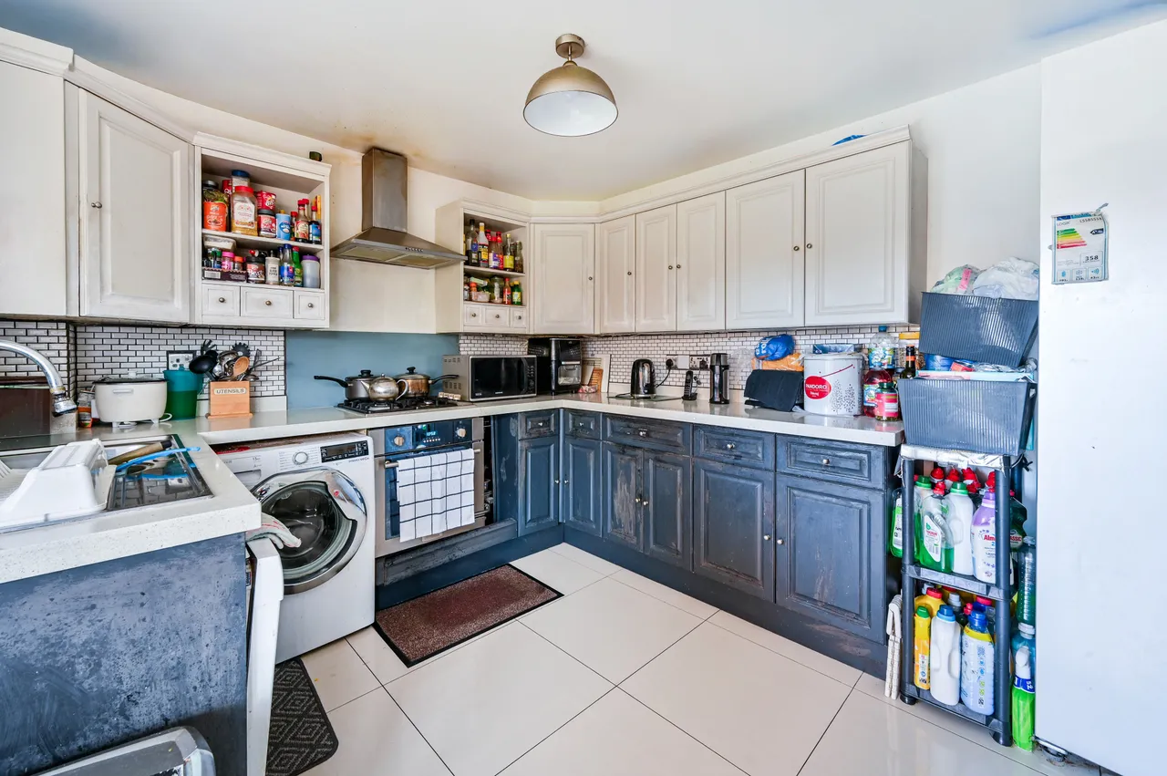 9 Nevada Close, New Malden, photo 2