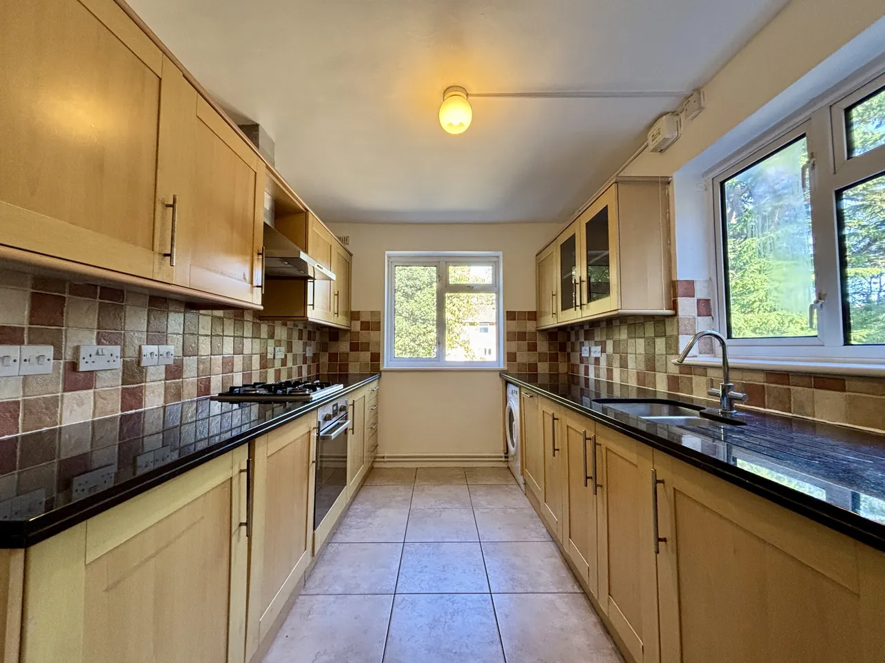 3 bed flat to rent — Warren Court, Copers Cope Road, BR3