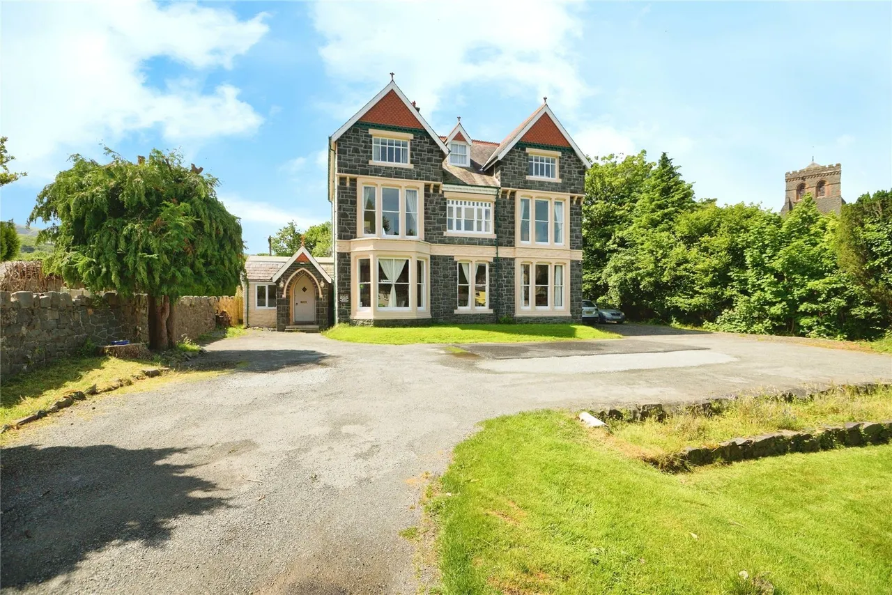 8 bed house for sale, High Street, Llanberis, LL55