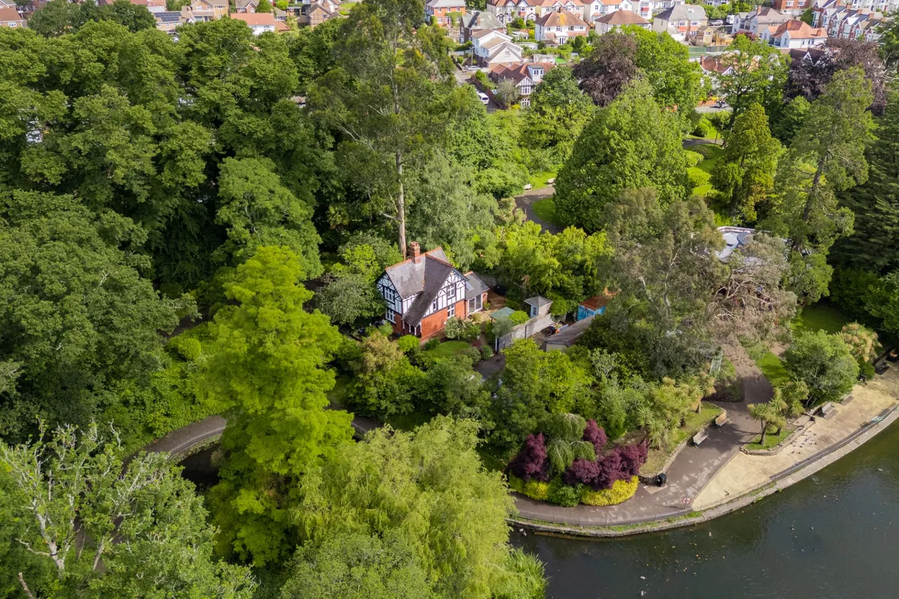 The Lodge, Brynmill Park, photo 28