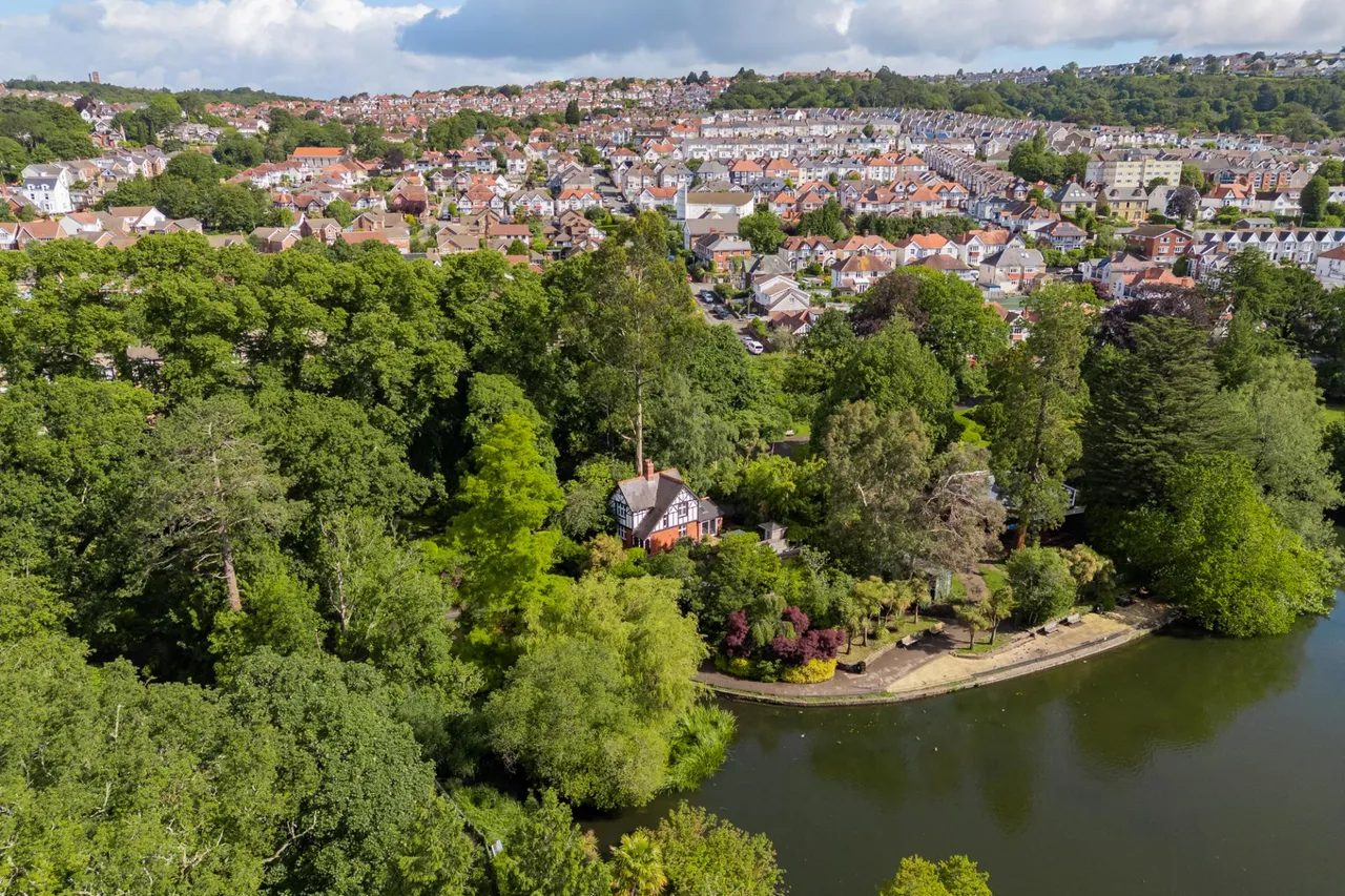 2 bed house for sale, The Lodge, Brynmill Park