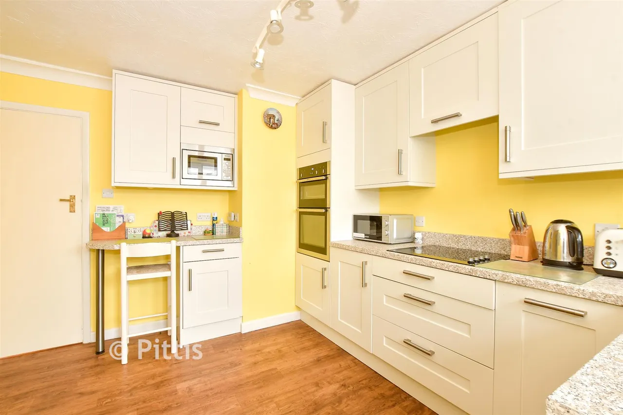 2 bed house for sale, Station Road, Wootton, PO33