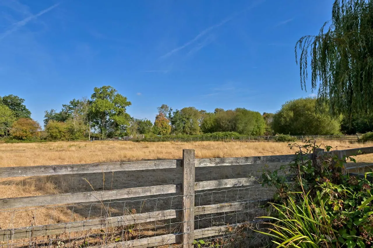 Warbrook Lane, Eversley, RG27, photo 7