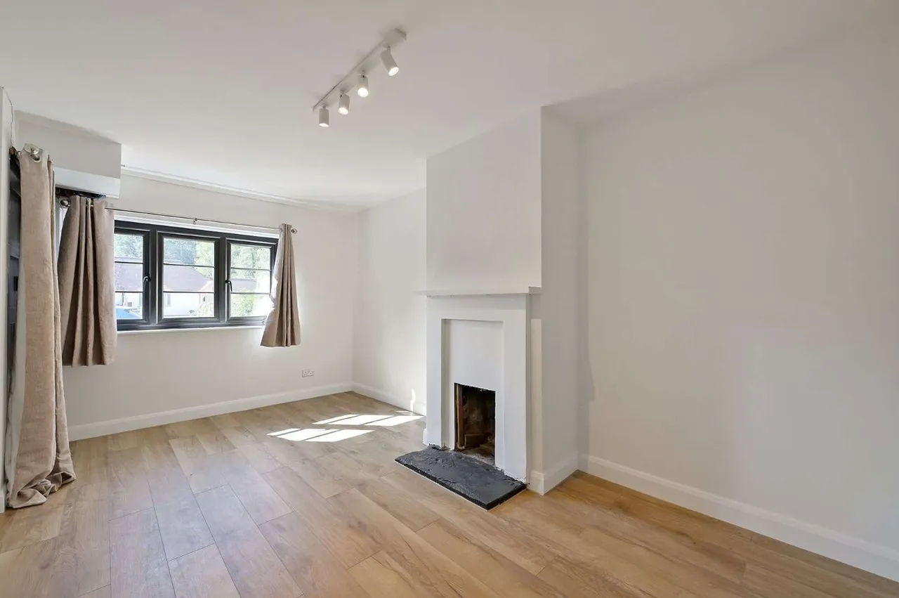 Warbrook Lane, Eversley, RG27, photo 4