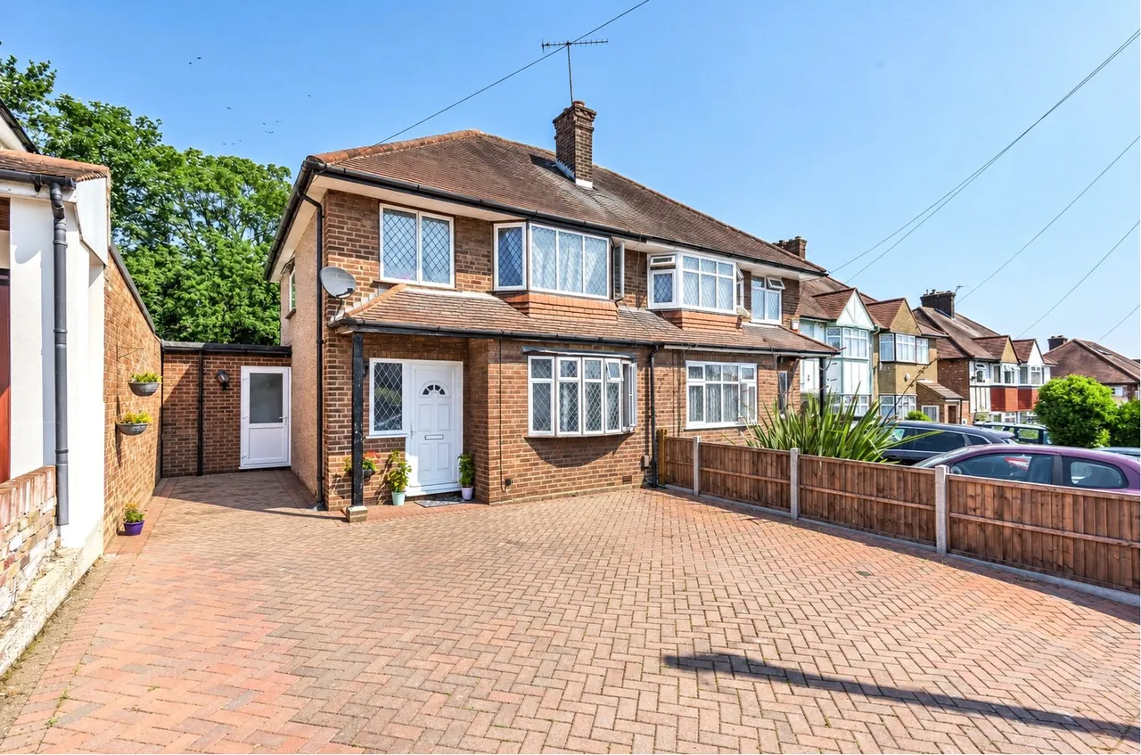 3 bed house for sale, Honeycroft Hill, Uxbridge, UB10