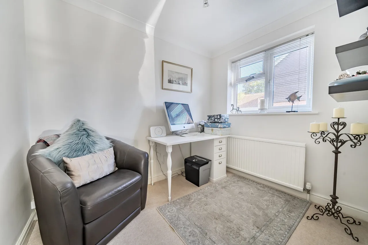 Southby Drive, Fleet, GU51 3BE, photo 9