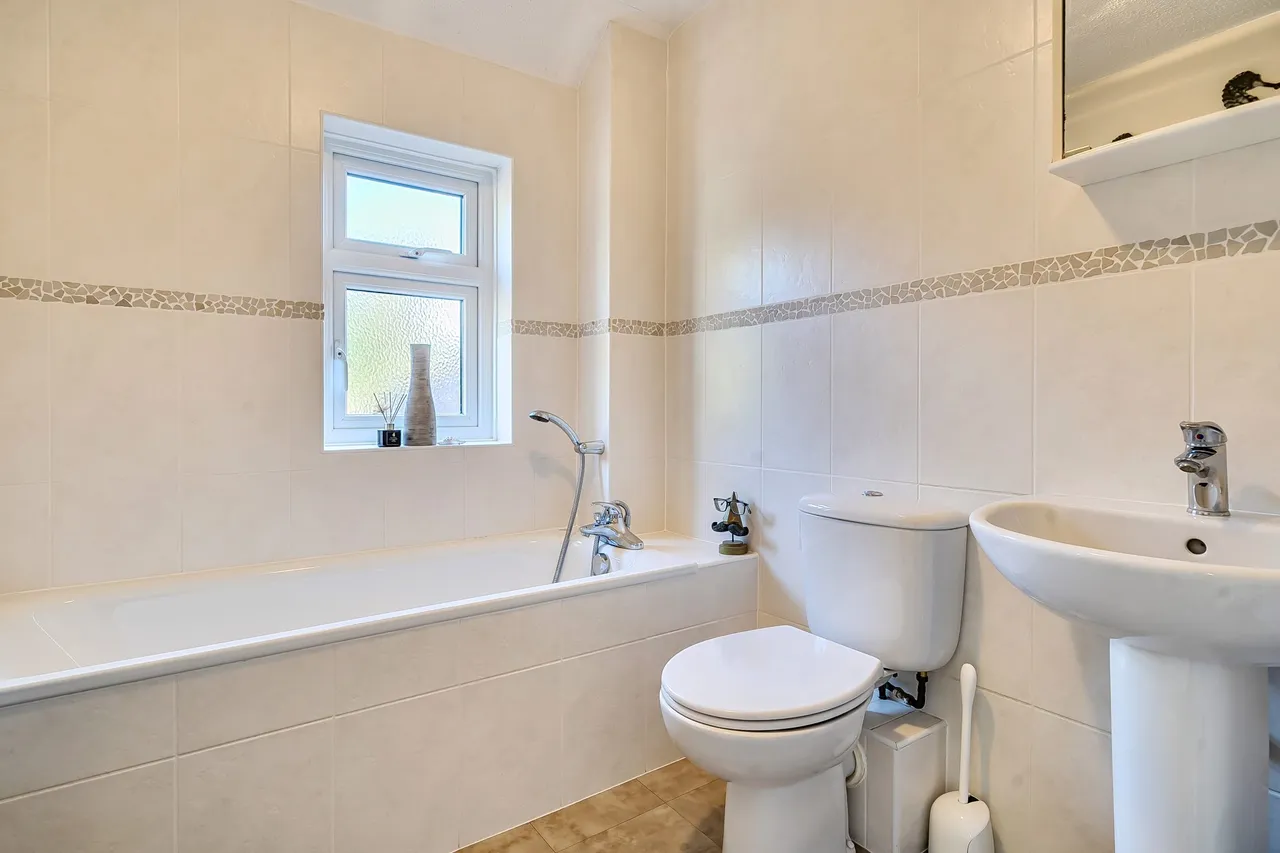 Southby Drive, Fleet, GU51 3BE, photo 16