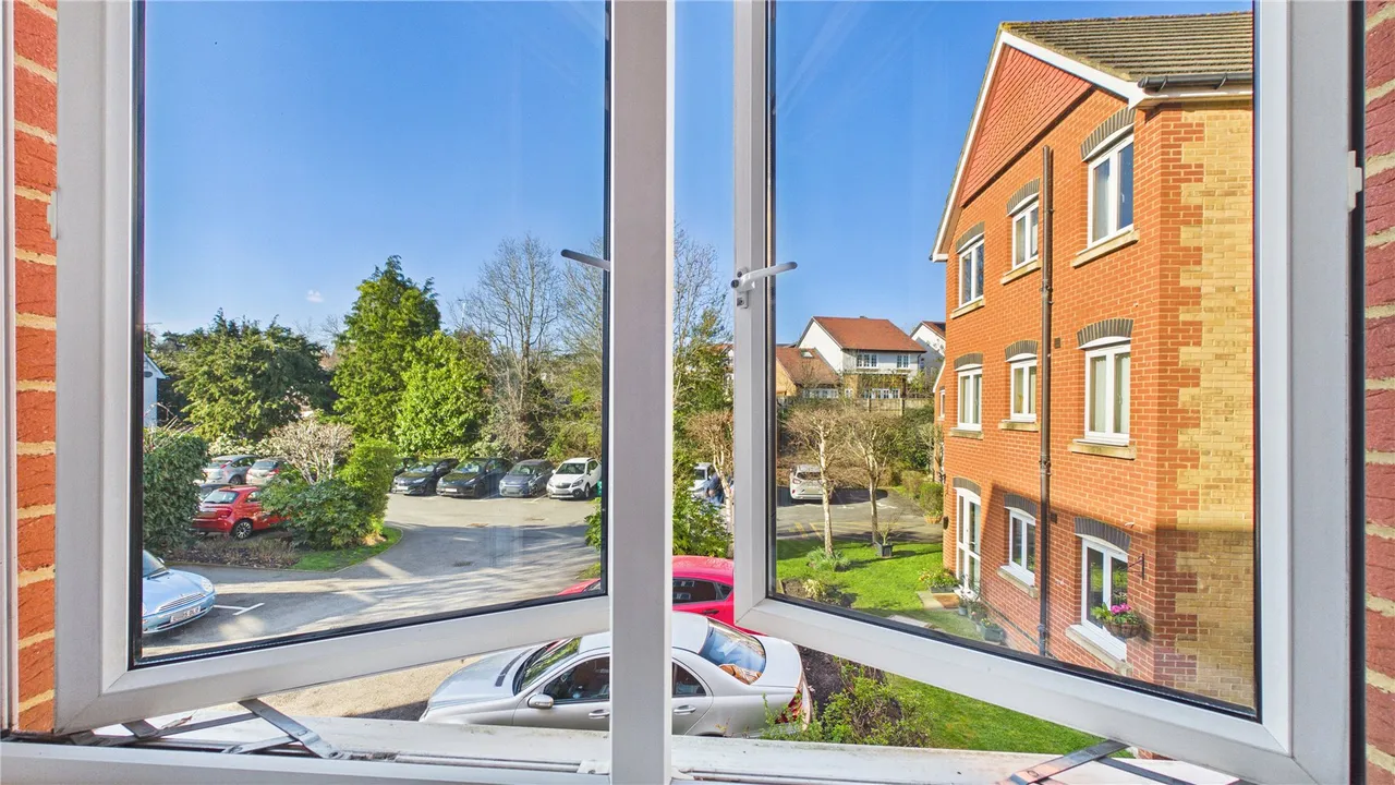 Hart Dene Court, Bagshot, GU19, photo 6