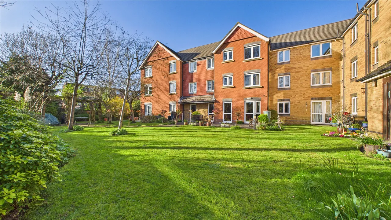 Hart Dene Court, Bagshot, GU19, photo 2