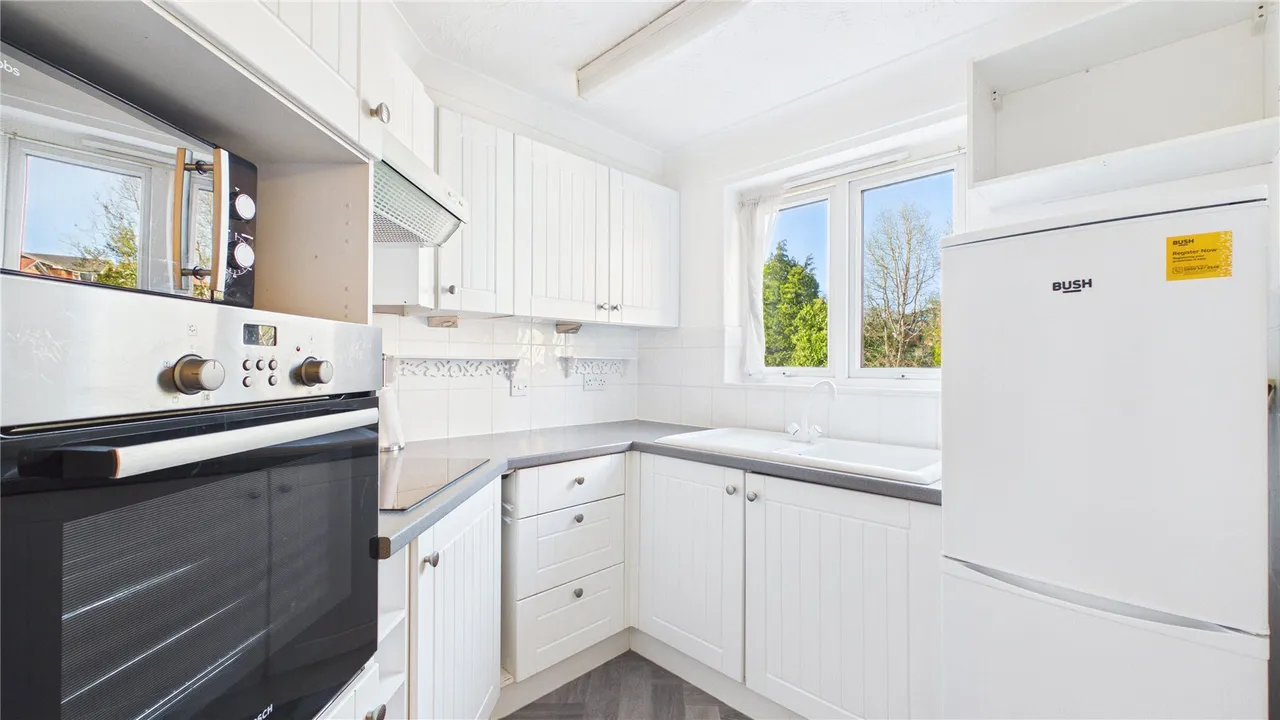 Hart Dene Court, Bagshot, GU19, photo 5