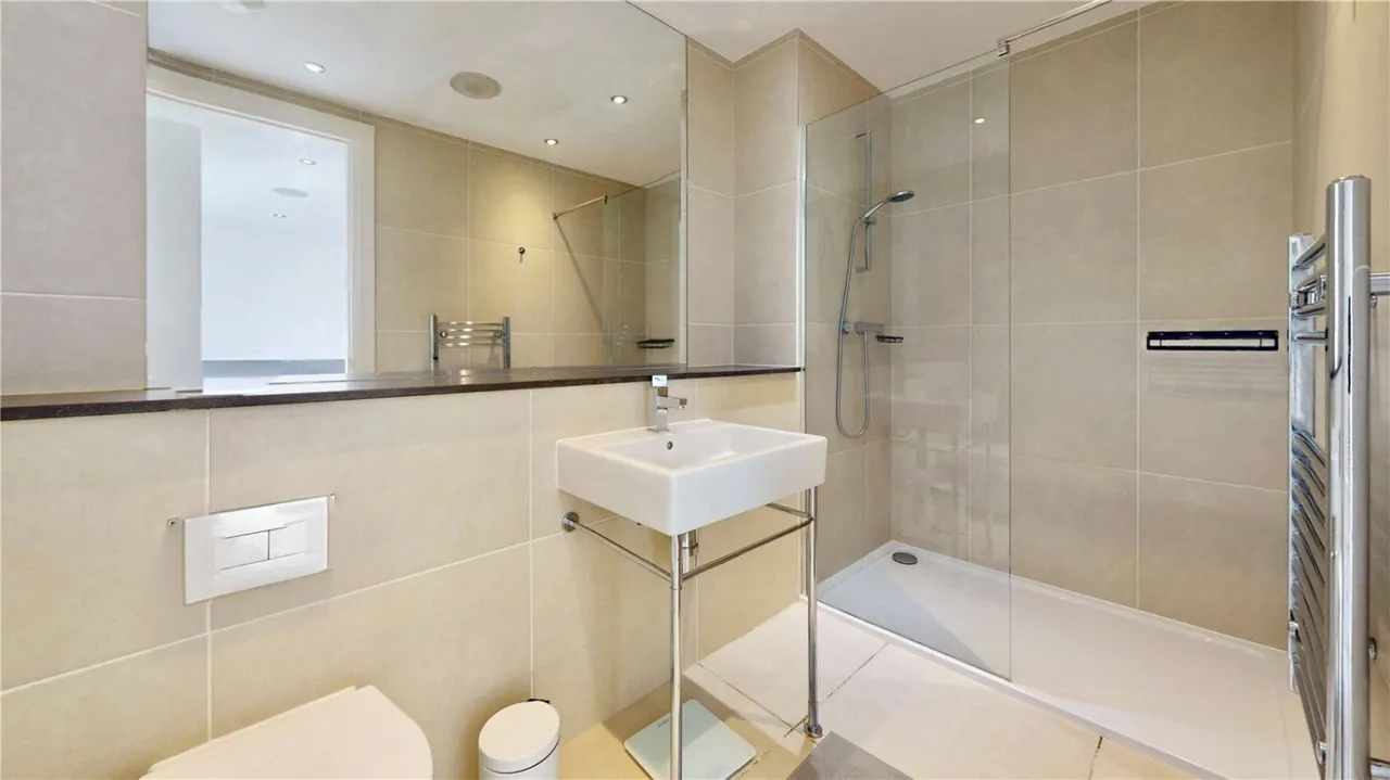 Commercial Road, Whitechapel, E1, photo 11