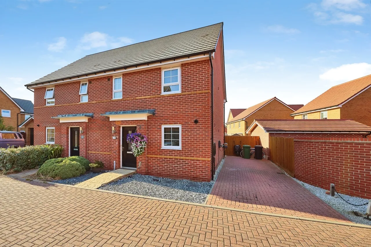 3 bed house for sale — Lockwood Way, Hampton Water, Peterborough