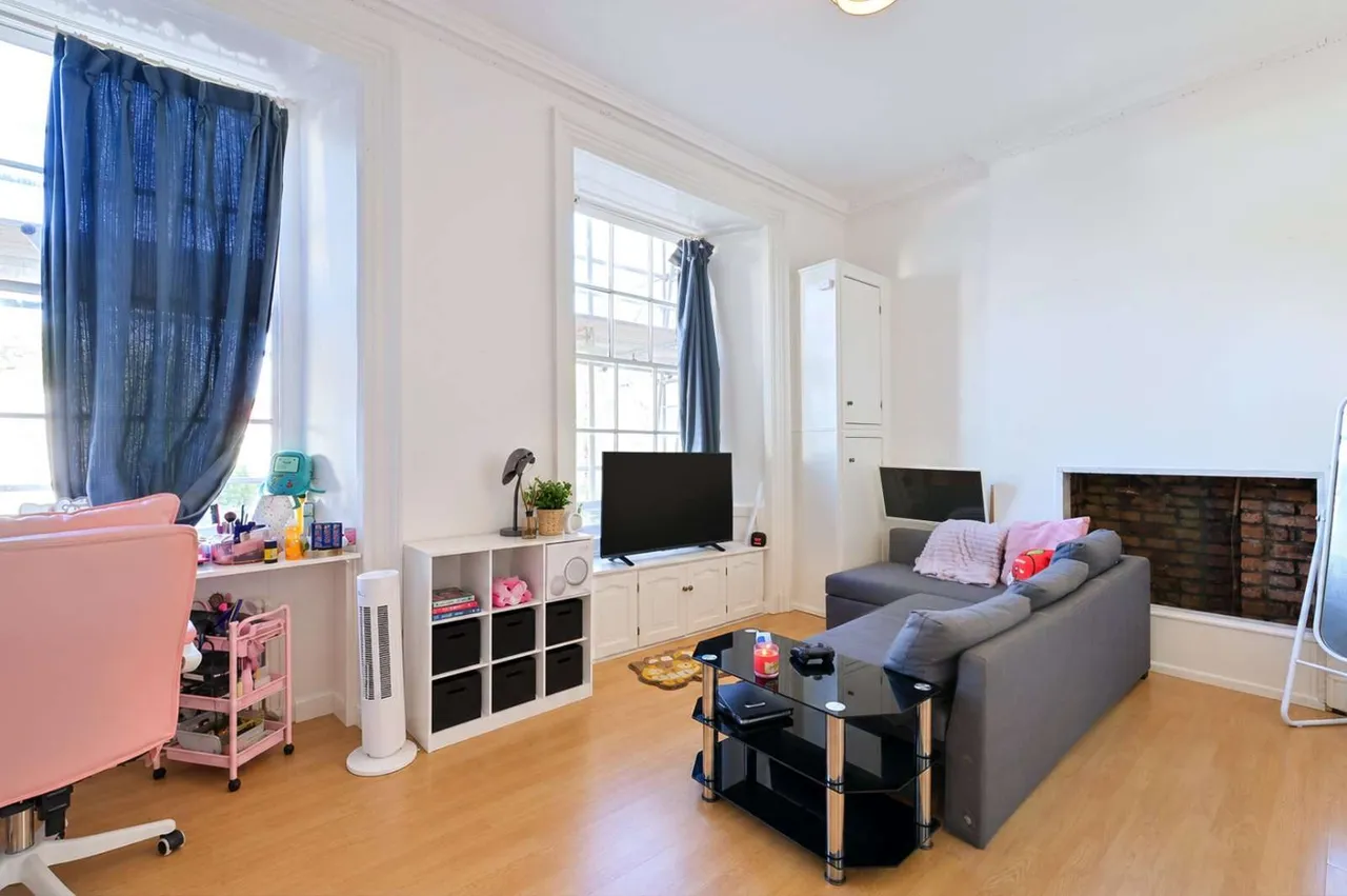 flat to rent — Clifton Road, Bristol, Somerset, BS8 1AE