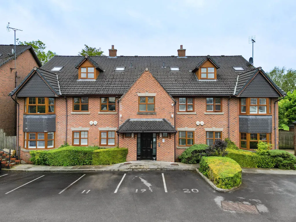 2 bed flat for sale — Broad Lane, Rochdale OL16 4AH