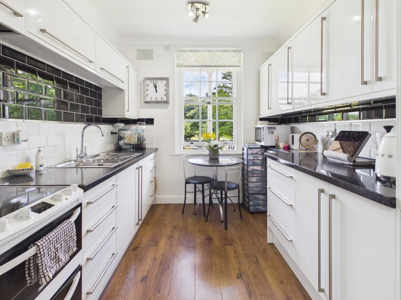 Park Lawn, Farnham Royal, SL2, photo 2