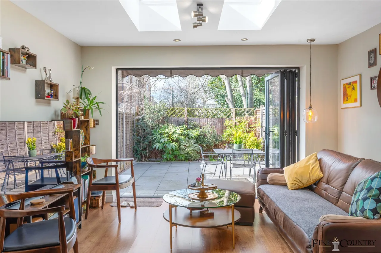 3 bed house for sale, Mapeshill Place, London
