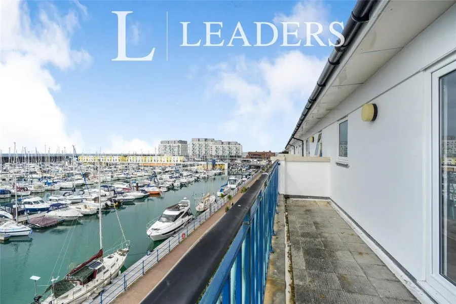 4 bed flat to rent, Merton Court, The Strand, BN2