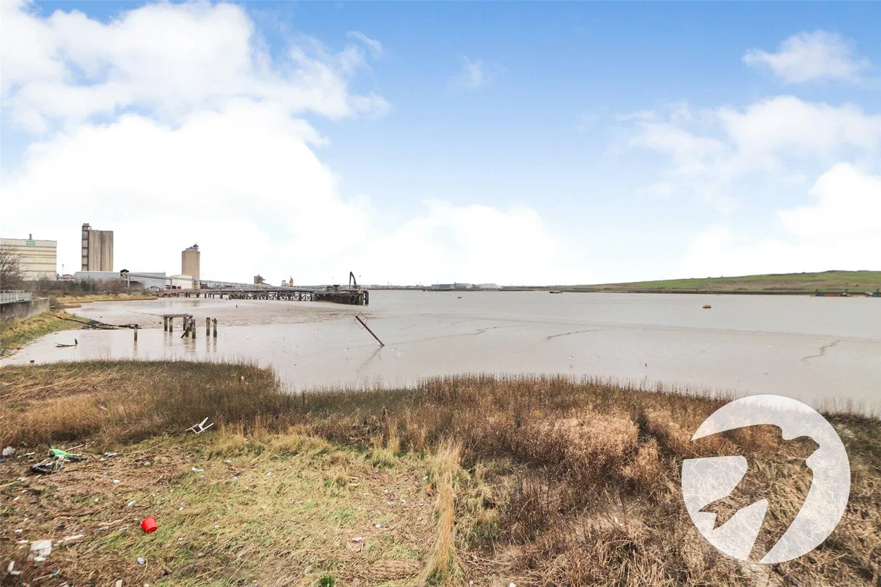 Neptune Walk, Erith, DA8, photo 9